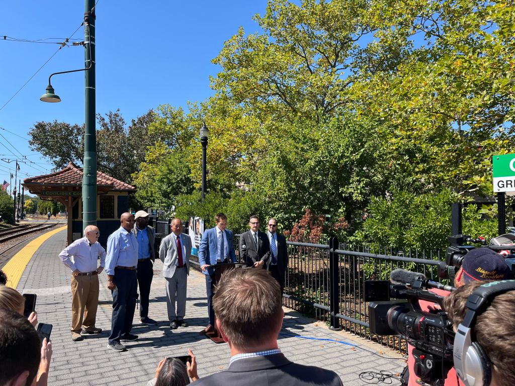 Rep. Auchincloss announces bipartisan employee benefits bill for